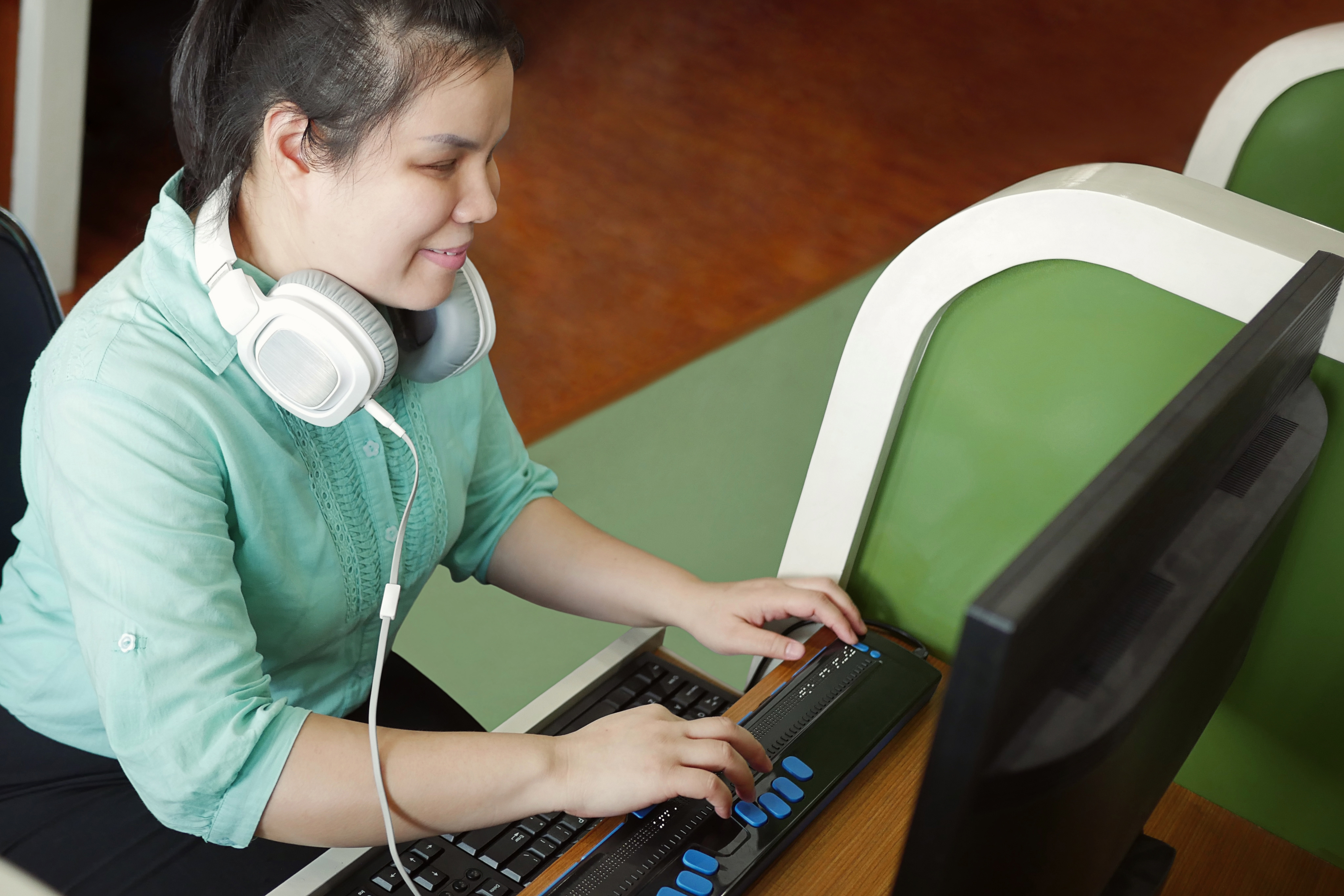 Young girl smiling while using computer using Focus 40